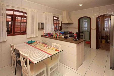 Casa à venda com 450m², 3 quartos e 8 vagasCozinha