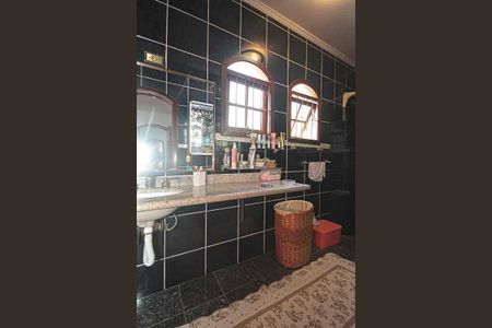 Casa à venda com 450m², 3 quartos e 8 vagasBanheiro da Suíte 2