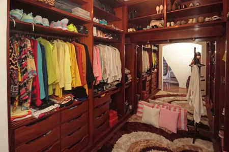 Casa à venda com 450m², 3 quartos e 8 vagasCloset da Suíte 2
