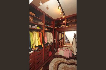 Casa à venda com 450m², 3 quartos e 8 vagasCloset da Suíte 2