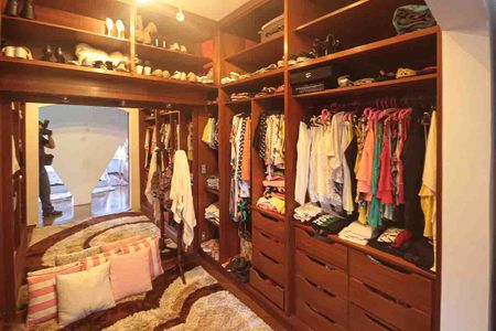 Casa à venda com 450m², 3 quartos e 8 vagasCloset da Suíte 2