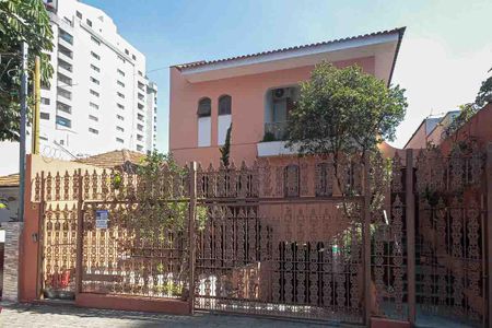 Casa à venda com 450m², 3 quartos e 8 vagasFachada e Placa