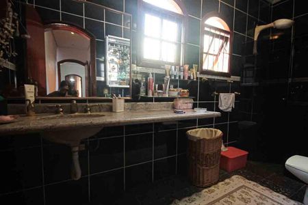 Casa à venda com 450m², 3 quartos e 8 vagasBanheiro da Suíte 2