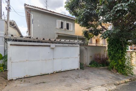 Casa à venda com 250m², 3 quartos e 2 vagas Casa à venda com 250m², 3 quartos e 2 vagasFachada