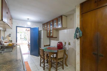 Casa à venda com 250m², 3 quartos e 2 vagas Casa à venda com 250m², 3 quartos e 2 vagasCozinha