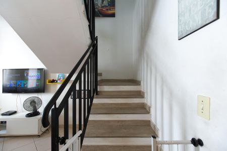 Casa à venda com 72m², 2 quartos e 1 vaga Casa à venda com 72m², 2 quartos e 1 vagaEscada