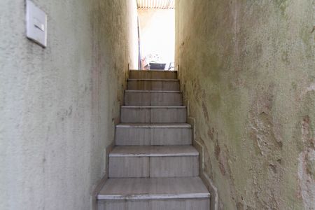 Casa à venda com 125m², 2 quartos e 2 vagas Casa à venda com 125m², 2 quartos e 2 vagasEscada