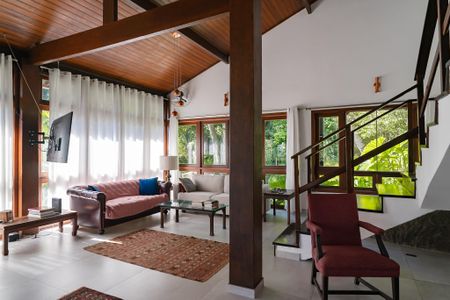 Casa de condomínio à venda com 343m², 5 quartos e 2 vagas Casa de condomínio à venda com 343m², 5 quartos e 2 vagasSala