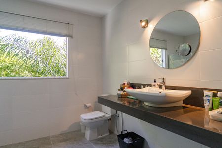 Casa de condomínio à venda com 343m², 5 quartos e 2 vagas Casa de condomínio à venda com 343m², 5 quartos e 2 vagasBanheiro da Suíte 1