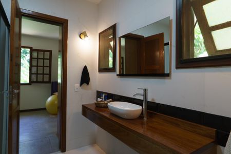 Casa de condomínio à venda com 343m², 5 quartos e 2 vagas Casa de condomínio à venda com 343m², 5 quartos e 2 vagasBanheiro da Suíte 2