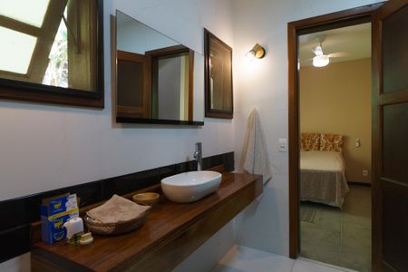 Casa de condomínio à venda com 343m², 5 quartos e 2 vagas Casa de condomínio à venda com 343m², 5 quartos e 2 vagasBanheiro da Suíte 3