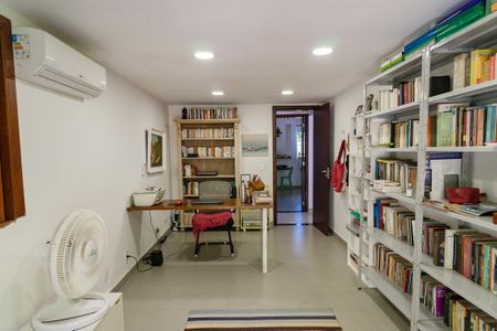 Casa de condomínio à venda com 343m², 5 quartos e 2 vagas Casa de condomínio à venda com 343m², 5 quartos e 2 vagasQuarto