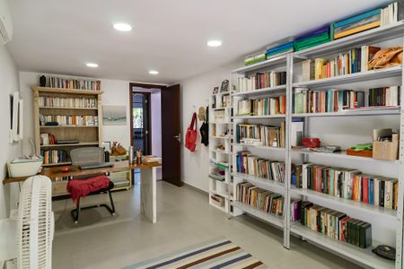 Casa de condomínio à venda com 343m², 5 quartos e 2 vagas Casa de condomínio à venda com 343m², 5 quartos e 2 vagasQuarto