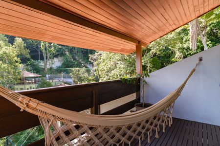 Casa de condomínio à venda com 343m², 5 quartos e 2 vagas Casa de condomínio à venda com 343m², 5 quartos e 2 vagasVaranda da suíte 1