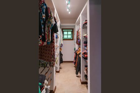 Casa de condomínio à venda com 343m², 5 quartos e 2 vagas Casa de condomínio à venda com 343m², 5 quartos e 2 vagasCloset da suíte 1