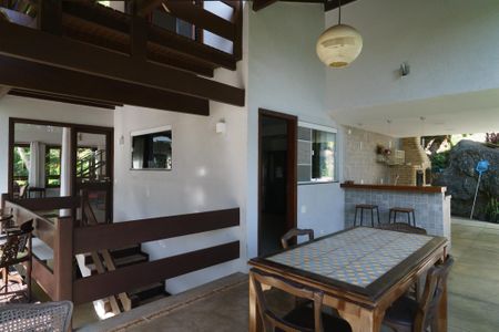 Casa de condomínio à venda com 343m², 5 quartos e 2 vagas Casa de condomínio à venda com 343m², 5 quartos e 2 vagasVaranda