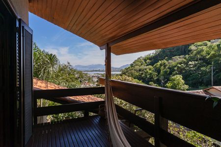 Casa de condomínio à venda com 343m², 5 quartos e 2 vagas Casa de condomínio à venda com 343m², 5 quartos e 2 vagasVaranda da suíte 1