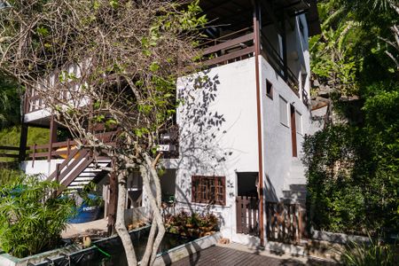 Casa de condomínio à venda com 343m², 5 quartos e 2 vagas Casa de condomínio à venda com 343m², 5 quartos e 2 vagasQuintal