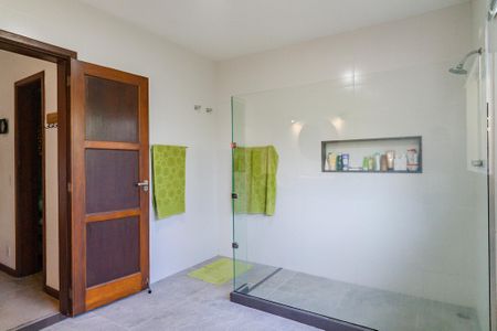 Casa de condomínio à venda com 343m², 5 quartos e 2 vagas Casa de condomínio à venda com 343m², 5 quartos e 2 vagasBanheiro da Suíte 1