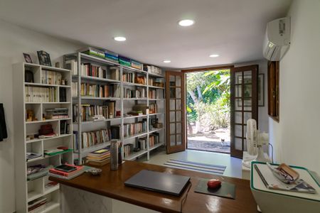 Casa de condomínio à venda com 343m², 5 quartos e 2 vagas Casa de condomínio à venda com 343m², 5 quartos e 2 vagasQuarto