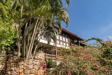 Casa de condomínio à venda com 343m², 5 quartos e 2 vagas Casa de condomínio à venda com 343m², 5 quartos e 2 vagasFachada