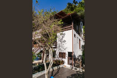 Casa de condomínio à venda com 343m², 5 quartos e 2 vagas Casa de condomínio à venda com 343m², 5 quartos e 2 vagasQuintal