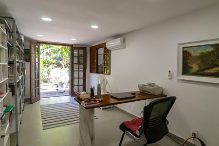 Casa de condomínio à venda com 343m², 5 quartos e 2 vagas Casa de condomínio à venda com 343m², 5 quartos e 2 vagasQuarto