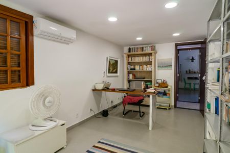 Casa de condomínio à venda com 343m², 5 quartos e 2 vagas Casa de condomínio à venda com 343m², 5 quartos e 2 vagasQuarto