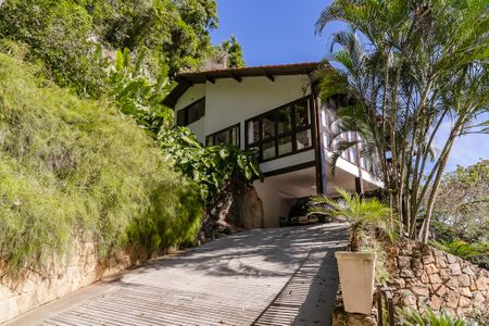 Casa de condomínio à venda com 343m², 5 quartos e 2 vagas Casa de condomínio à venda com 343m², 5 quartos e 2 vagasFachada