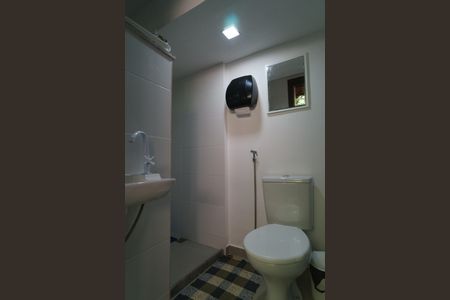 Casa de condomínio à venda com 343m², 5 quartos e 2 vagas Casa de condomínio à venda com 343m², 5 quartos e 2 vagasBanheiro de serviço