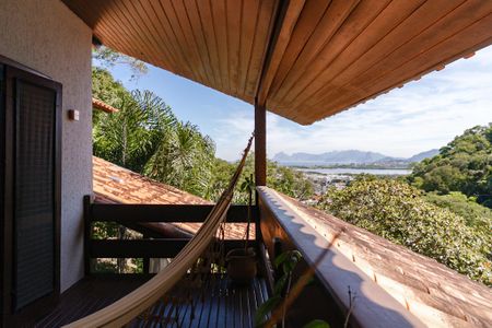 Casa de condomínio à venda com 343m², 5 quartos e 2 vagas Casa de condomínio à venda com 343m², 5 quartos e 2 vagasVaranda da suíte 1