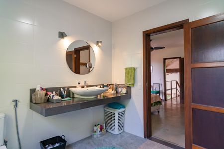 Casa de condomínio à venda com 343m², 5 quartos e 2 vagas Casa de condomínio à venda com 343m², 5 quartos e 2 vagasBanheiro da Suíte 1