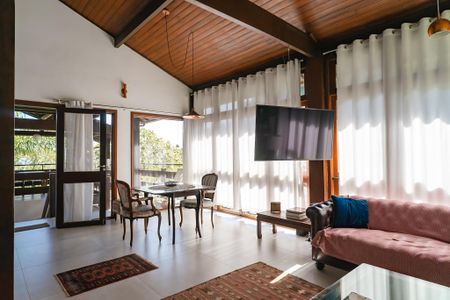 Casa de condomínio à venda com 343m², 5 quartos e 2 vagas Casa de condomínio à venda com 343m², 5 quartos e 2 vagasSala