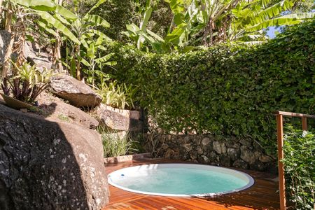 Casa de condomínio à venda com 343m², 5 quartos e 2 vagas Casa de condomínio à venda com 343m², 5 quartos e 2 vagasPiscina