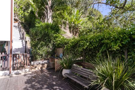 Casa de condomínio à venda com 343m², 5 quartos e 2 vagas Casa de condomínio à venda com 343m², 5 quartos e 2 vagasQuintal