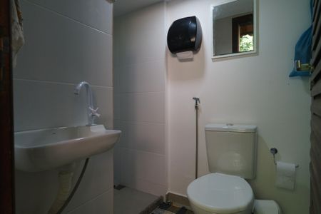 Casa de condomínio à venda com 343m², 5 quartos e 2 vagas Casa de condomínio à venda com 343m², 5 quartos e 2 vagasBanheiro de serviço