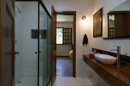 Casa de condomínio à venda com 343m², 5 quartos e 2 vagas Casa de condomínio à venda com 343m², 5 quartos e 2 vagasBanheiro da Suíte 2