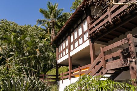 Casa de condomínio à venda com 343m², 5 quartos e 2 vagas Casa de condomínio à venda com 343m², 5 quartos e 2 vagasFachada