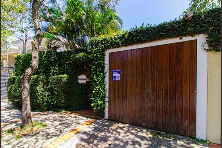 Casa à venda com 308m², 3 quartos e 2 vagasFachada + Plaquinha