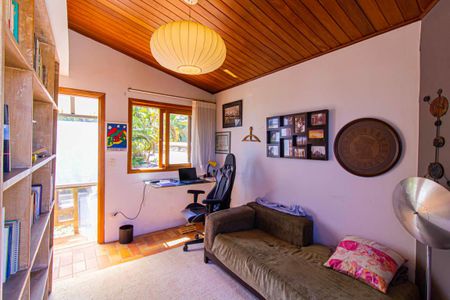 Casa à venda com 308m², 3 quartos e 2 vagasEscritório