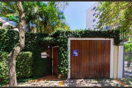 Casa à venda com 308m², 3 quartos e 2 vagasFachada + Plaquinha