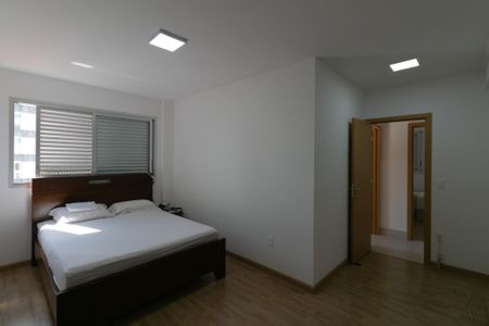 Apartamento à venda com 130m², 4 quartos e 3 vagasSuite 2