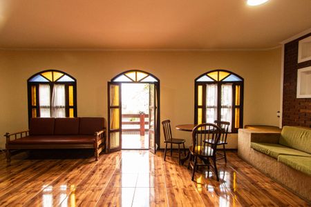 Casa para alugar com 150m², 4 quartos e 6 vagas Casa para alugar com 150m², 4 quartos e 6 vagasSala