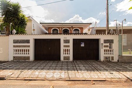 Casa para alugar com 150m², 4 quartos e 6 vagas Casa para alugar com 150m², 4 quartos e 6 vagasFachada