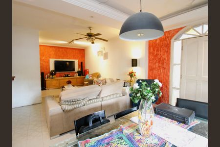 Casa à venda com 300m², 2 quartos e 3 vagasSala