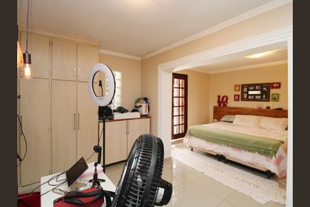 Casa à venda com 300m², 2 quartos e 3 vagasSuíte