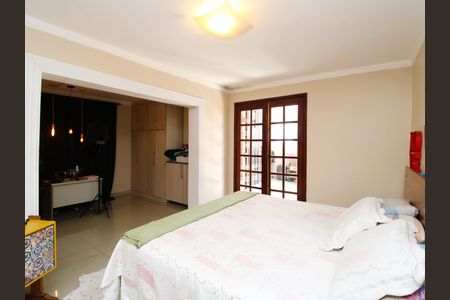 Casa à venda com 300m², 2 quartos e 3 vagasSuíte