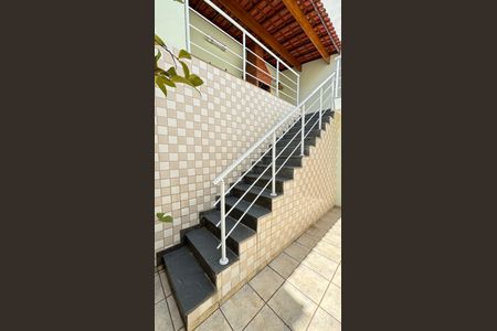 Casa à venda com 200m², 3 quartos e 3 vagasEscada