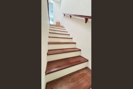 Casa à venda com 200m², 3 quartos e 3 vagasEscada