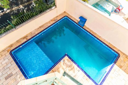 Casa à venda com 250m², 4 quartos e 3 vagas Casa à venda com 250m², 4 quartos e 3 vagasPiscina
